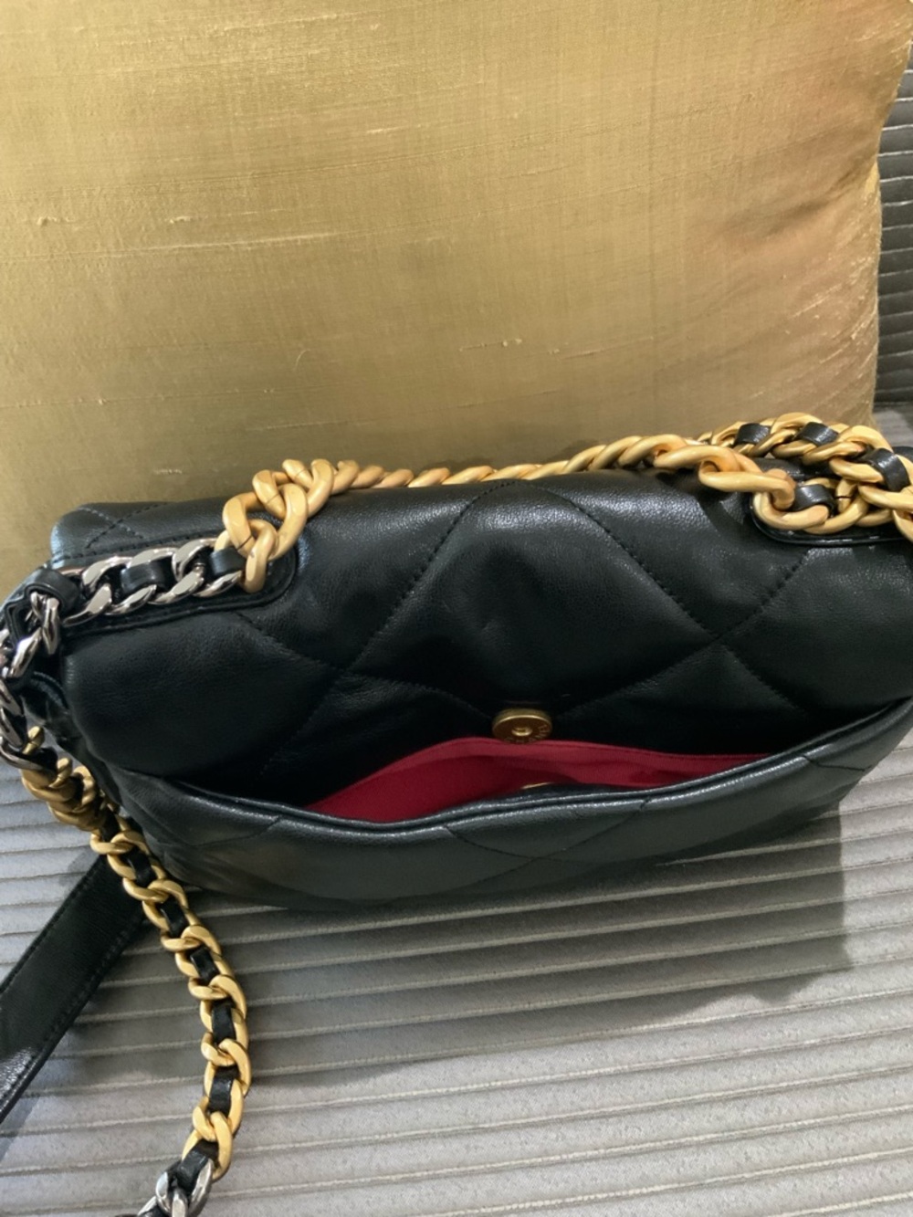 Classic CHANEL Bag: A Stylish and Versatile Choice for Elegance - Picture 5 of 9